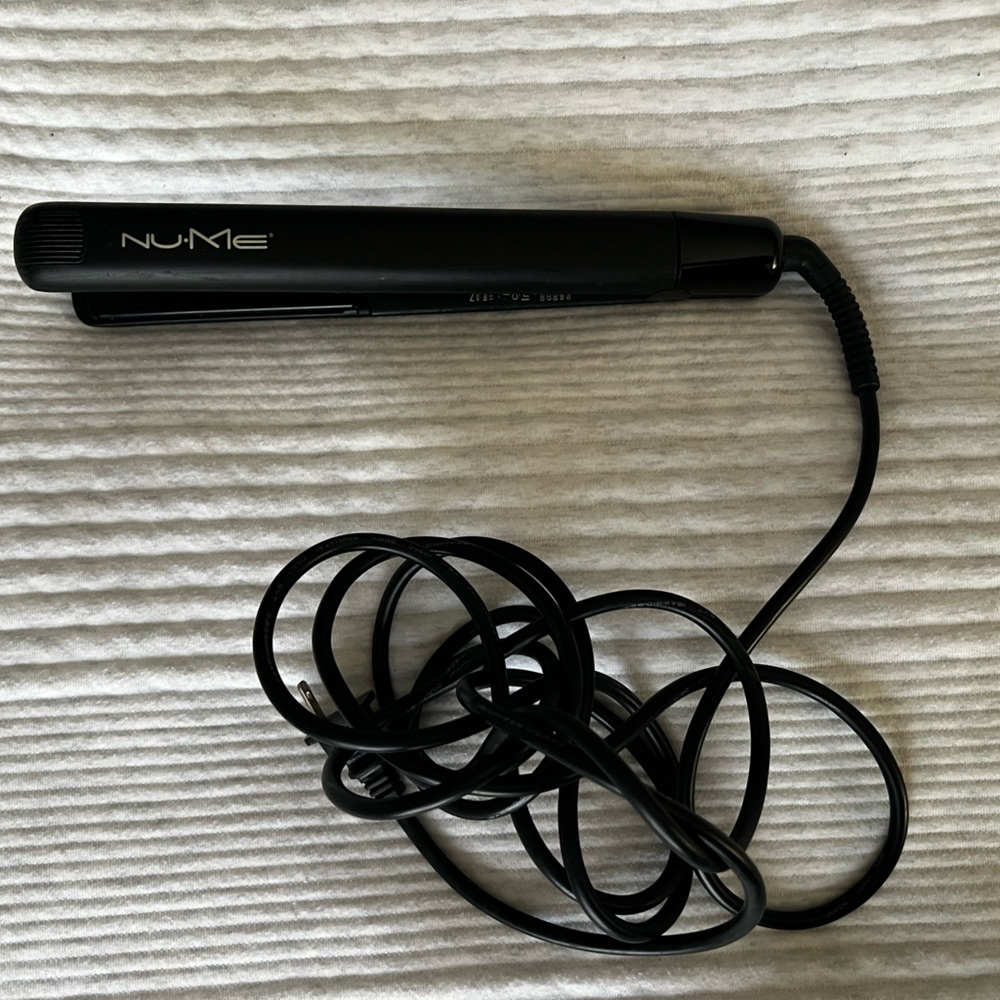 🦋🦋🦋 SOLD 🦋🦋🦋🦋 NuMe Megastar Flat Iron
